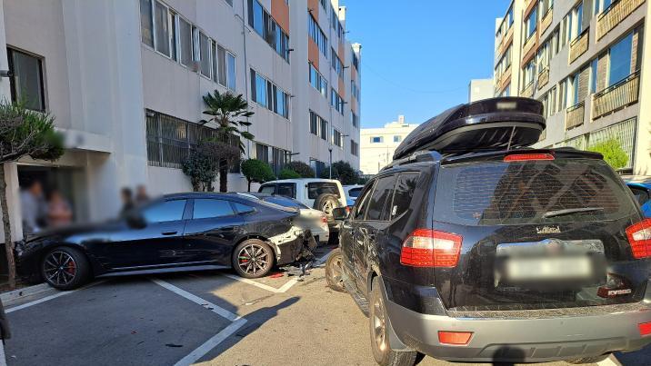 브레이크 대신 액셀…70대, 주차차량 7대 연달아 들이받아