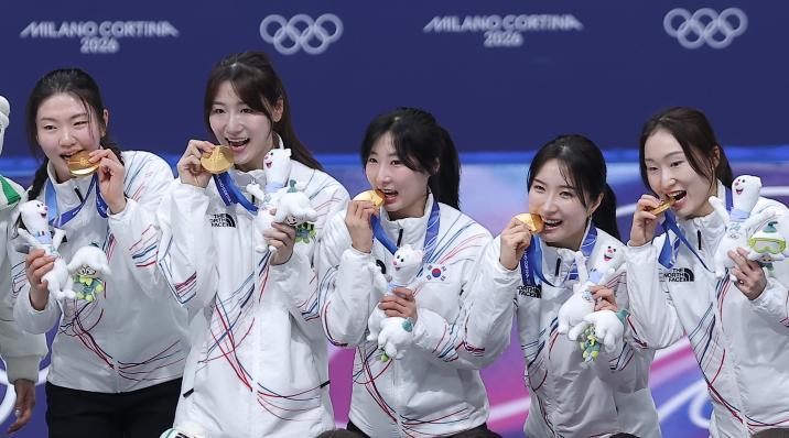 앙금 털고 ‘원 팀’…여자 쇼트트랙 3000m 계주 금메달 쾌거