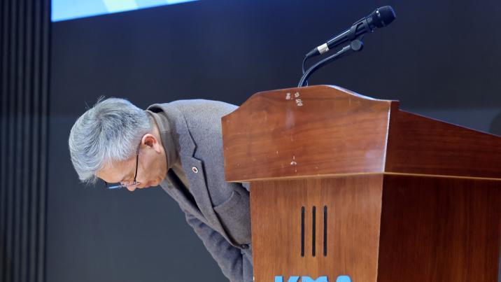 고개숙인 김택우 의협 회장…“사퇴 고민했지만 물러서지 않겠다”