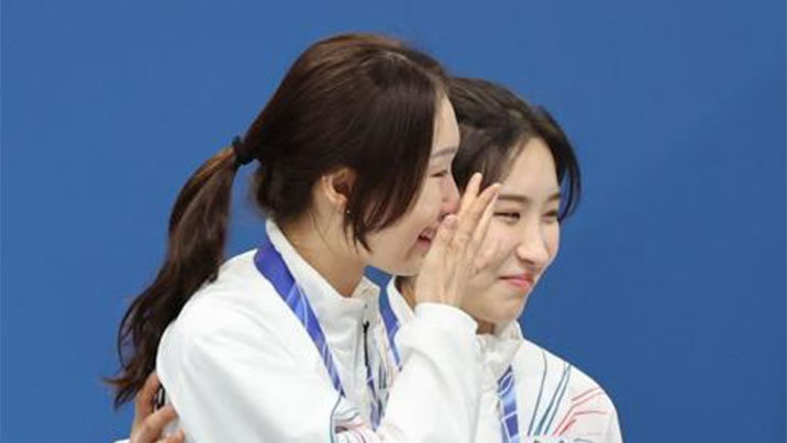 떠나는 최민정 기쁨의 눈물…심석희 “계주를 개인전보다 더 생각, 고마워”