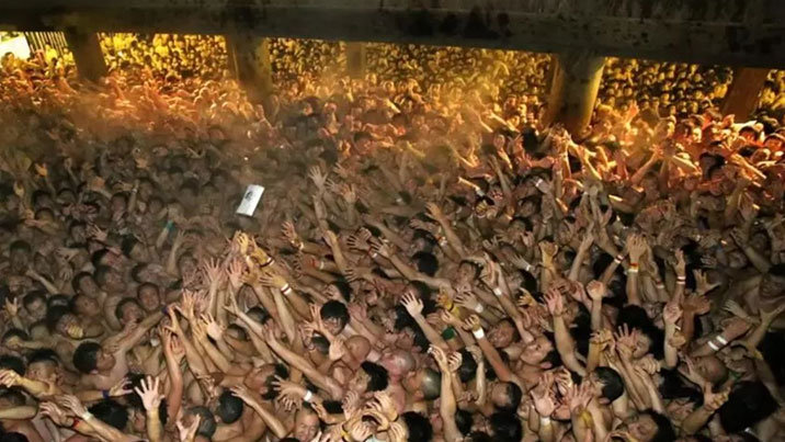 1만명 뒤엉킨 日 ‘알몸 축제’ 사고 속출…3명 의식불명