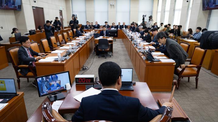 행안위 국민투표법 개정안 통과…野 “합의되지 않은 일정” 표결 불참