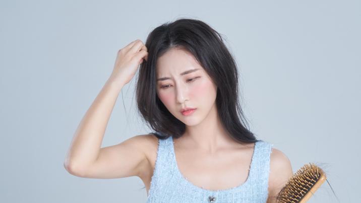 머리카락보다 먼저 늙는 두피… 방치하면 ‘듬성듬성 모발’ 된다
