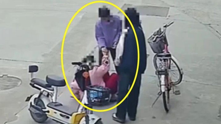 “너 때문에 넘어졌어” 부축해준 학생에 4600만원 청구 논란