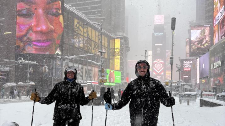 美 뉴욕 덮친 60cm ‘눈폭풍’…스키·썰매 즐긴 시민들