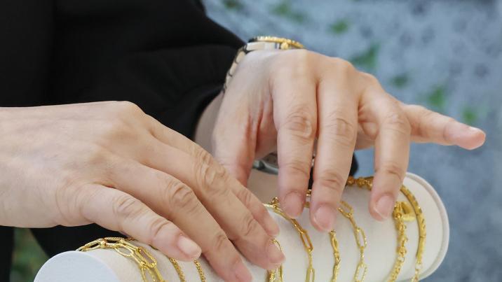 홧김에 던진 ‘1억 금팔찌’ 두달만에 주인 품으로