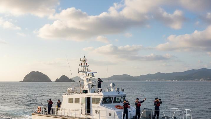 바다 지키랬더니 쓰레기 투척…통영해경 경비정 적발