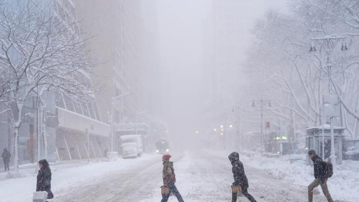 폭설 피해 차에서 휴대전화 충전하던 대학생 사망, 왜?