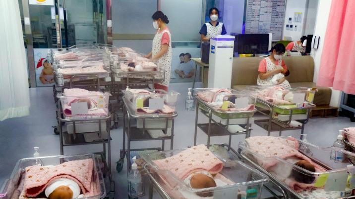 작년 합계출산율 0.8명, 4년새 최고… “앞으로 6년이 골든타임”