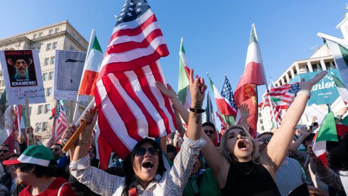 이란 공습 美 극과극 찬반시위…백악관 800m 거리서 대치