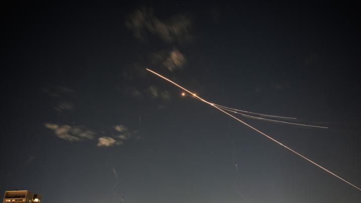 안전자산 금값 4% 뛰고, 위험자산 비트코인 6% 급락