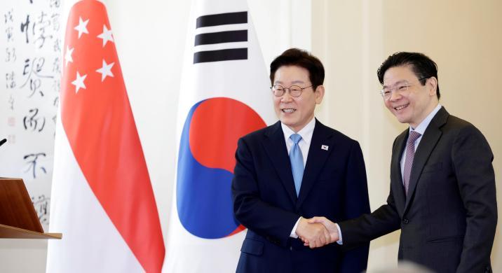 李대통령 “싱가포르, 한반도 평화 건설적 역할 믿어”…FTA 개선협상 개시
