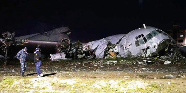 현금 수송기 추락 22명 숨졌는데…“돈 줍자” 수백명 달려들어