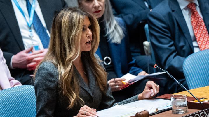 공습에 이란 아동 160명 숨졌는데…멜라니아 “美는 어린이편”