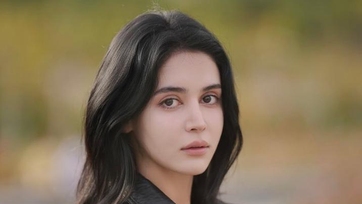 미스 이란 출신 모델 “하메네이 사망, 많은 국민이 기뻐해”