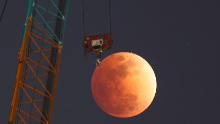 서울에 뜬 ‘붉은 달’