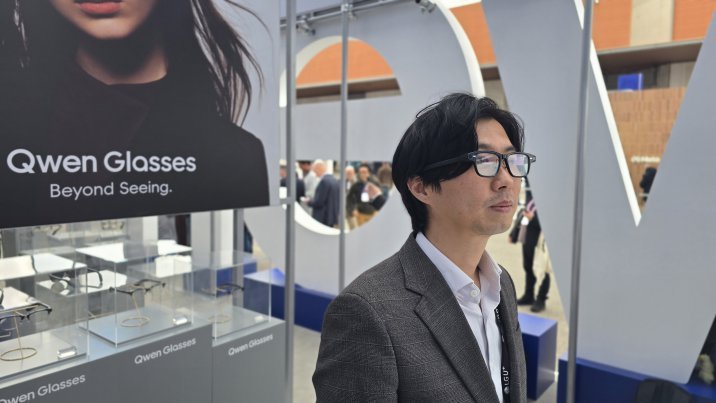 “AI가 안경 쓰고 밖으로 나왔다” MWC 뒤덮은 피지컬 전쟁