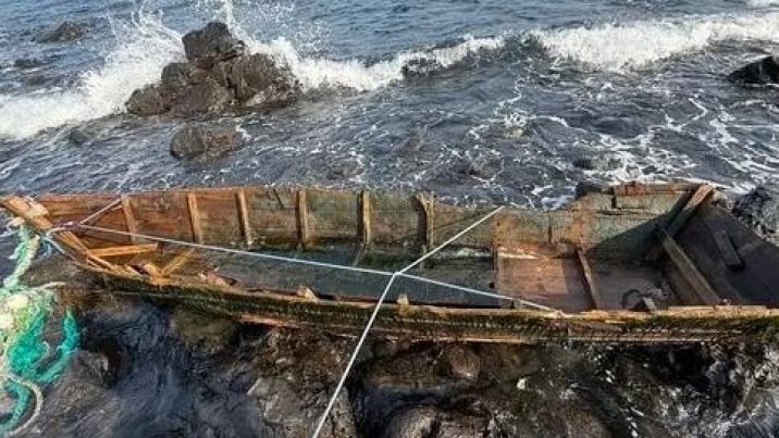 제주 우도 해안 폐목선서 北노동신문 추정 종이 발견