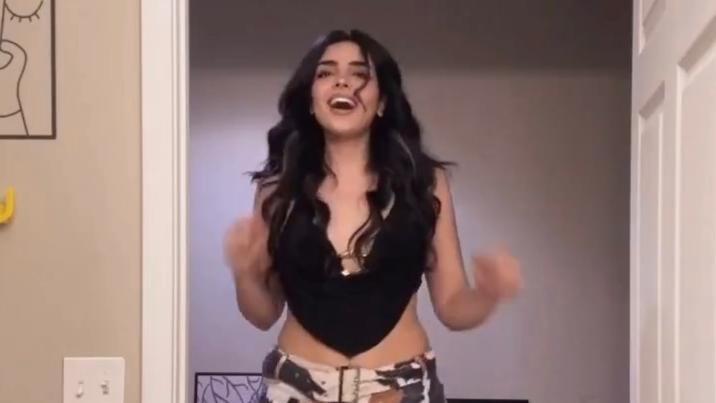 하메네이 사망에 ‘트럼프 댄스’ 환호…이란 여성 정체 밝혀졌다