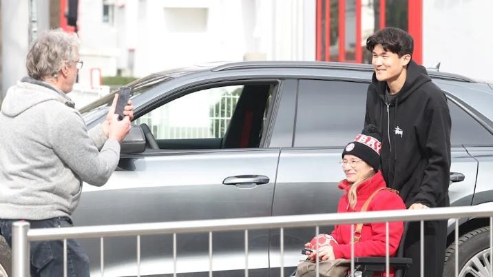 휠체어 탄 팬 보자마자 차에서 내렸다…김민재 따뜻한 팬서비스 화제