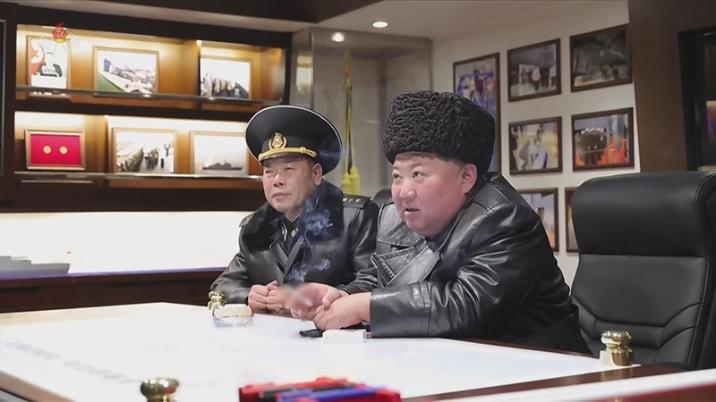 김정은, ‘북한판 이지스함’ 올라 미사일 참관… 이란 사태속 핵무력 과시