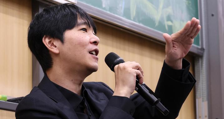 이세돌 “AI는 신이다…버그 유도한 내 착점은 인간적 결정”