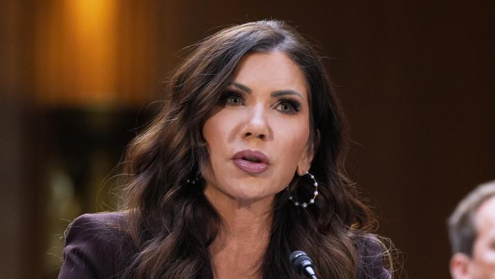 ‘反이민 총괄’ 국토안보장관… 트럼프, 2기 내각 첫 경질