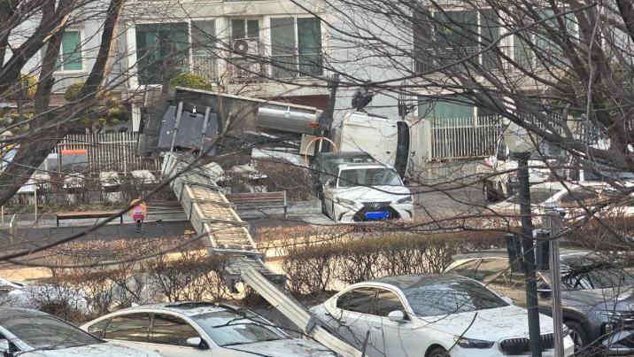 송파구 아파트 단지서 이삿짐 사다리차 넘어져…인평피해 없어
