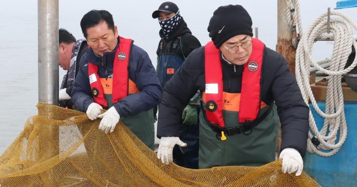 “정치적 짝꿍”…팔짱끼고 인천 새우잡이배 오른 정청래-박찬대