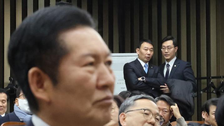 ‘검찰 개혁’ 갈라진 與… “대통령 협박” “李도 배신자” 정면충돌