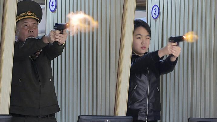 군수공장 찾은 김주애, 軍간부와 나란히 신형권총 사격