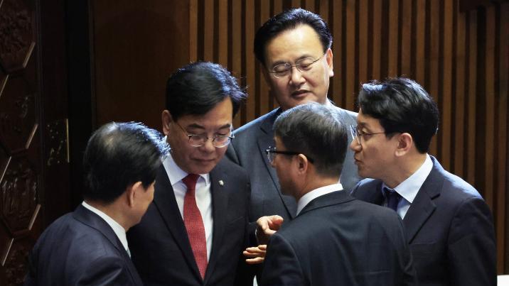 與野, 대미투자특별법 합의 통과로 화기애애 분위기 연출