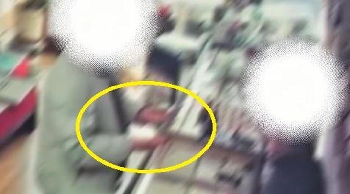 양손에 금목걸이 들고 무게 비교하듯 싶더니…냅다 도망