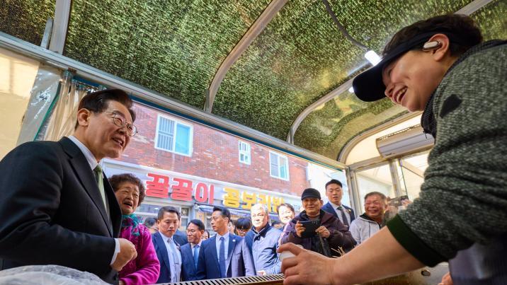 청주 사창시장서 1000원 호떡 맛본 李 “오랜만에 반가운 가격”
