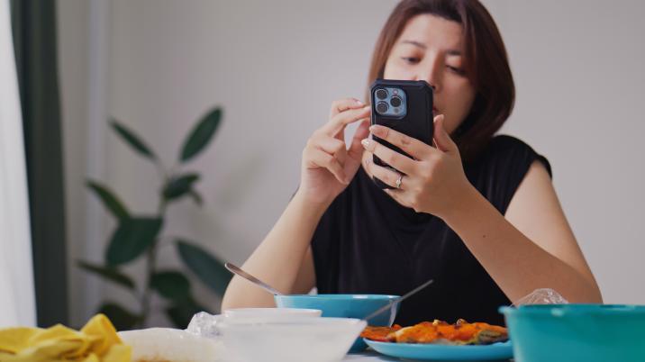 “다이어트 중 먹방 본다?”…오히려 덜 먹게 된다는 연구