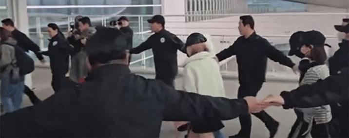 하투하 ‘강강술래 경호’ 눈총…“인천공항 입구 독차지”