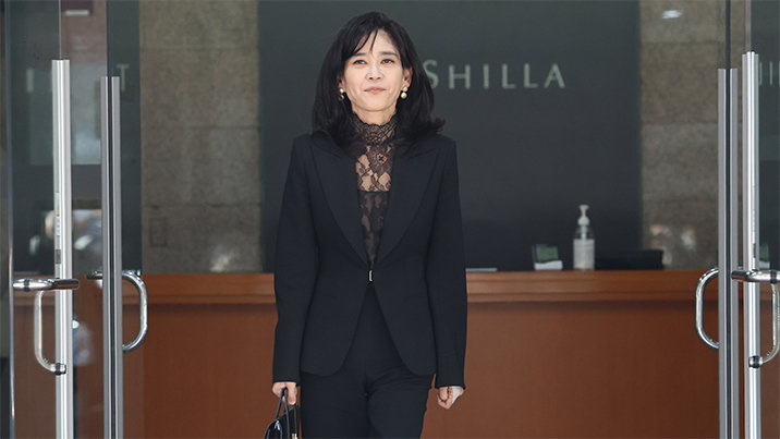 이부진 주총 패션 ‘구찌 재킷에 발렌티노 시스루’…가방은 에르메스