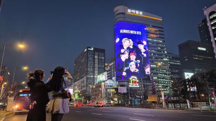 “밤새우려고 장비 챙겨왔어요” 보랏빛 광화문, 들뜬 공연 전야