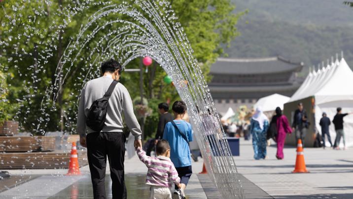 “아이 돌보고 올게요”…억대 연봉 은행원 파파, ‘육아휴직’ 바람