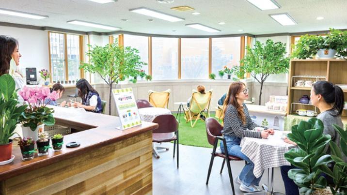생일 축하곡 불러주고 말벗도…서울시, 전화로 3만명 외로움 달랬다