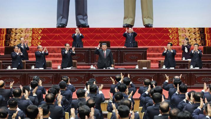 북한은 왜 김일성·김정일 ‘다리만’ 내보냈나