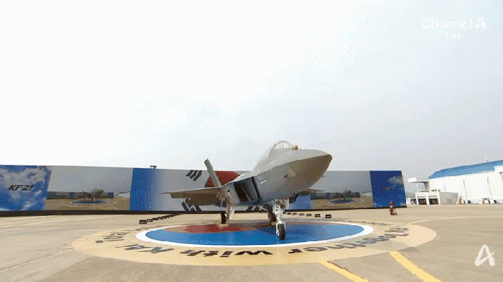 李 “KF-21 양산해 스스로 영공 수호…자주국방 완성 향해 전진”