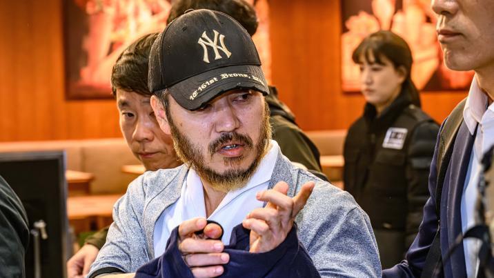 고개 뻣뻣이 든 채 송환된 ‘마약왕’ 박왕열…경찰, 본격 수사 착수