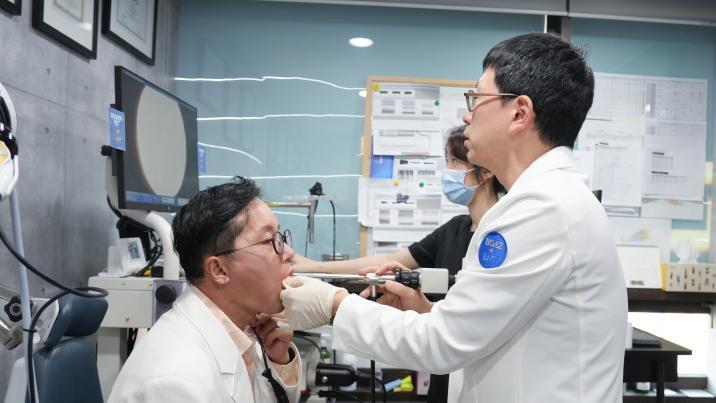 목 잠길 땐 미지근한 물 마시고 습도 높이는 게 ‘약’