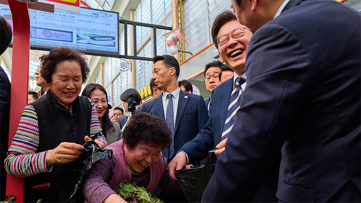 진주 시장 방문한 李대통령 “나는 멀쩡, 국민이 건강해야”