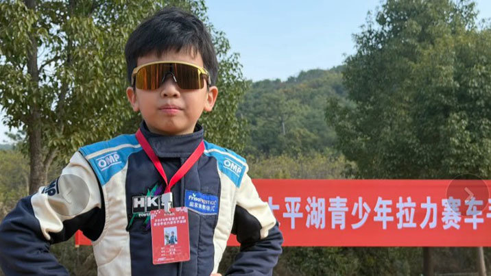 “영상 보고 운전 기술 익혔다”…中 ‘7살 레이싱 천재 소년’ 화제