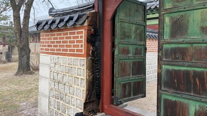 경복궁서 새벽에 화재 발생…자선당 문 일부 훼손