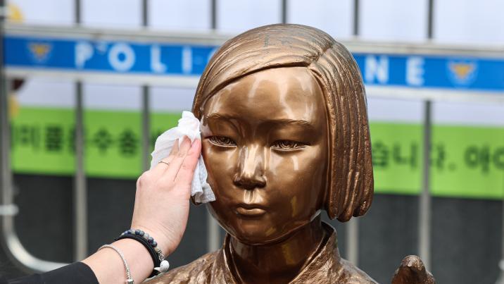 日대사관 앞 소녀상, 6년만에 바리케이드 치웠다