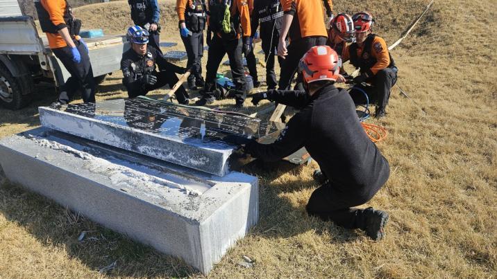 기울어진 비석 세우다…60대 묘지 관리인 깔려 숨져