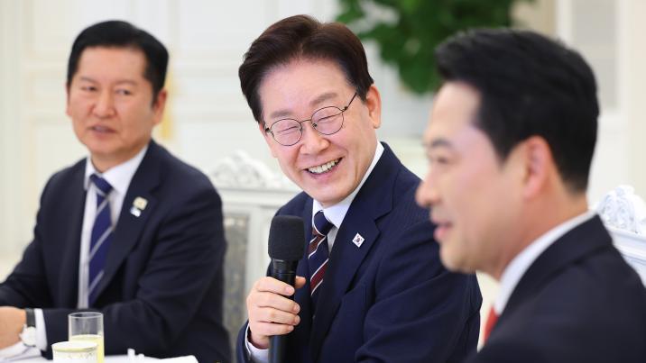 張 “中관광객 ‘짐 캐리’ 등에 예산 306억”…李 “맞다면 그거 삭감”
